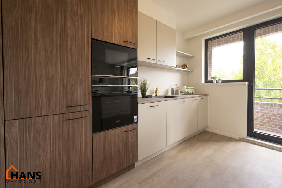 Op de eerste verdieping van een kleinschalig gebouw (zonder lift) bevindt zich dit stijlvol gerenoveerde appartement. Bij binnenkomst treft u een inkomhal met ruimte voor een vestiairekast en een gastentoilet met wastafelmeubel.

De ruime en lichtrijke wo