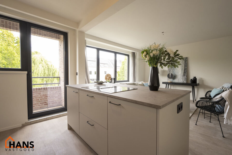 Op de eerste verdieping van een kleinschalig gebouw (zonder lift) bevindt zich dit stijlvol gerenoveerde appartement. Bij binnenkomst treft u een inkomhal met ruimte voor een vestiairekast en een gastentoilet met wastafelmeubel.

De ruime en lichtrijke wo
