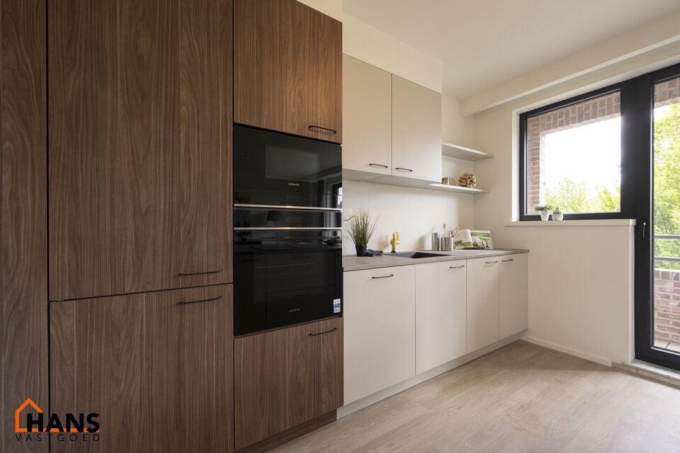 Op de eerste verdieping van een kleinschalig gebouw (zonder lift) bevindt zich dit stijlvol gerenoveerde appartement. Bij binnenkomst treft u een inkomhal met ruimte voor een vestiairekast en een gastentoilet met wastafelmeubel.

De ruime en lichtrijke wo
