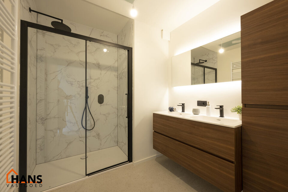 Op de eerste verdieping van een kleinschalig gebouw (zonder lift) bevindt zich dit stijlvol gerenoveerde appartement. Bij binnenkomst treft u een inkomhal met ruimte voor een vestiairekast en een gastentoilet met wastafelmeubel.

De ruime en lichtrijke wo