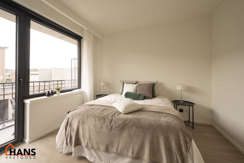 Op de eerste verdieping van een kleinschalig gebouw (zonder lift) bevindt zich dit stijlvol gerenoveerde appartement. Bij binnenkomst treft u een inkomhal met ruimte voor een vestiairekast en een gastentoilet met wastafelmeubel.

De ruime en lichtrijke wo