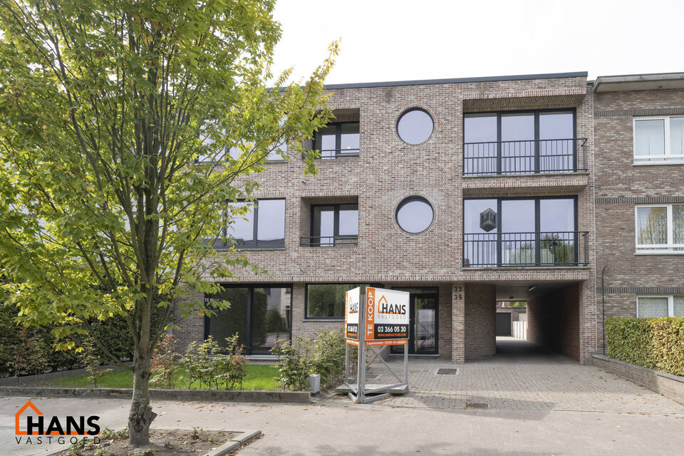 IN OPTIE!! Op de tweede verdieping van een kleinschalig gebouw (zonder lift) bevindt zich dit stijlvol gerenoveerde appartement. Bij binnenkomst treft u een inkomhal met ruimte voor een vestiairekast en een gastentoilet met wastafelmeubel.
De ruime en li