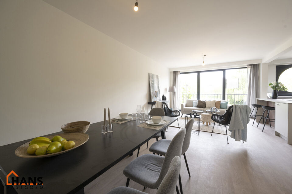 IN OPTIE!! Op de tweede verdieping van een kleinschalig gebouw (zonder lift) bevindt zich dit stijlvol gerenoveerde appartement. Bij binnenkomst treft u een inkomhal met ruimte voor een vestiairekast en een gastentoilet met wastafelmeubel.
De ruime en li