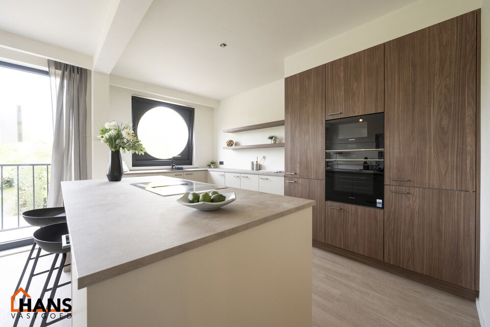 IN OPTIE!! Op de tweede verdieping van een kleinschalig gebouw (zonder lift) bevindt zich dit stijlvol gerenoveerde appartement. Bij binnenkomst treft u een inkomhal met ruimte voor een vestiairekast en een gastentoilet met wastafelmeubel.
De ruime en li