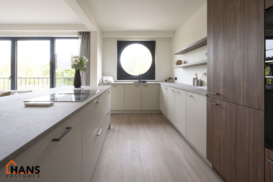 IN OPTIE!! Op de tweede verdieping van een kleinschalig gebouw (zonder lift) bevindt zich dit stijlvol gerenoveerde appartement. Bij binnenkomst treft u een inkomhal met ruimte voor een vestiairekast en een gastentoilet met wastafelmeubel.
De ruime en li