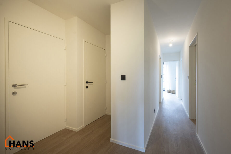 IN OPTIE!! Op de tweede verdieping van een kleinschalig gebouw (zonder lift) bevindt zich dit stijlvol gerenoveerde appartement. Bij binnenkomst treft u een inkomhal met ruimte voor een vestiairekast en een gastentoilet met wastafelmeubel.
De ruime en li