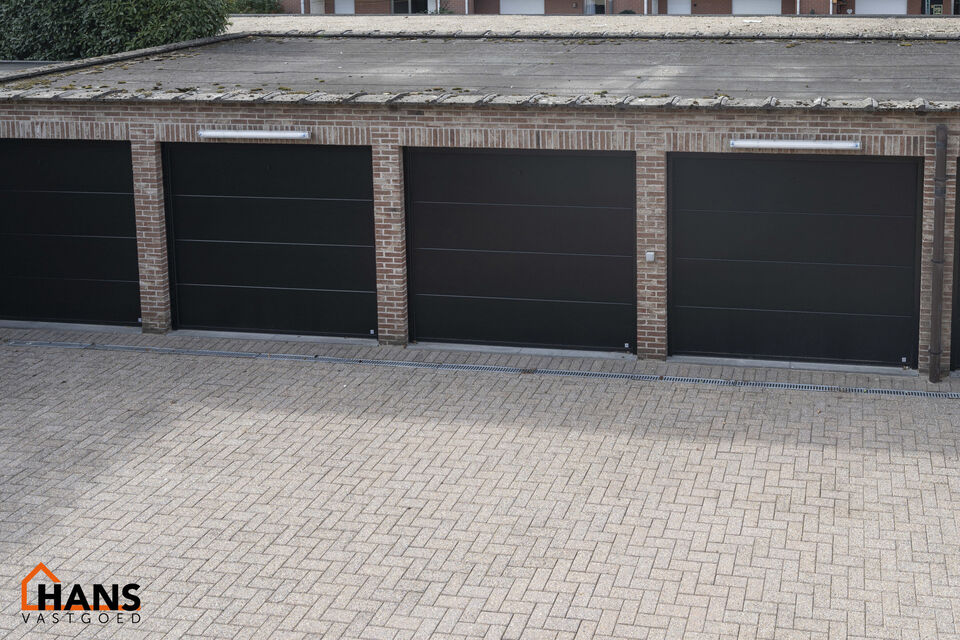 IN OPTIE!! Op de tweede verdieping van een kleinschalig gebouw (zonder lift) bevindt zich dit stijlvol gerenoveerde appartement. Bij binnenkomst treft u een inkomhal met ruimte voor een vestiairekast en een gastentoilet met wastafelmeubel.
De ruime en li