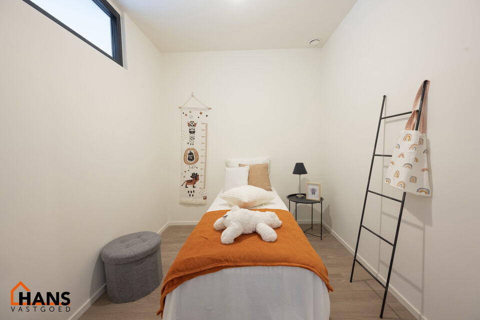 IN OPTIE!! Op de tweede verdieping van een kleinschalig gebouw (zonder lift) bevindt zich dit stijlvol gerenoveerde appartement. Bij binnenkomst treft u een inkomhal met ruimte voor een vestiairekast en een gastentoilet met wastafelmeubel.
De ruime en li