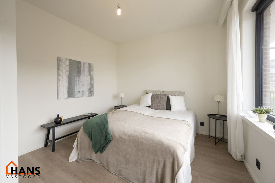 IN OPTIE!! Op de tweede verdieping van een kleinschalig gebouw (zonder lift) bevindt zich dit stijlvol gerenoveerde appartement. Bij binnenkomst treft u een inkomhal met ruimte voor een vestiairekast en een gastentoilet met wastafelmeubel.
De ruime en li