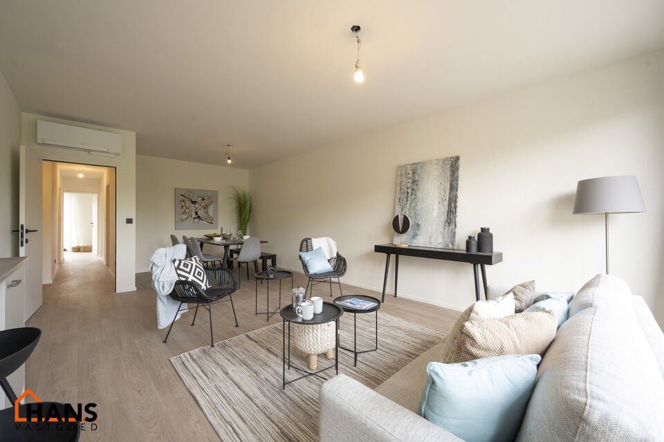 Op de eerste verdieping van een kleinschalig gebouw (zonder lift) bevindt zich dit stijlvol gerenoveerde appartement. Bij binnenkomst treft u een inkomhal met ruimte voor een vestiairekast en een gastentoilet met wastafelmeubel.
De ruime en lichtrijke wo