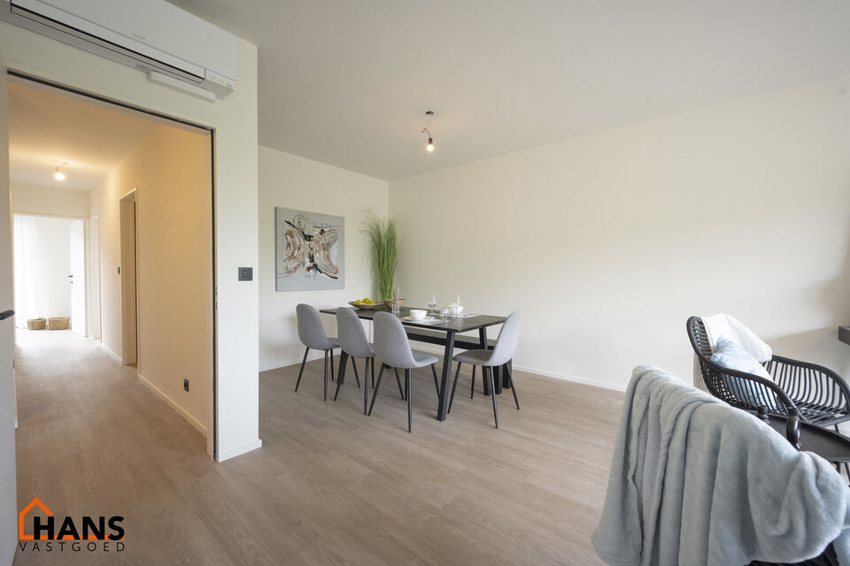 Op de eerste verdieping van een kleinschalig gebouw (zonder lift) bevindt zich dit stijlvol gerenoveerde appartement. Bij binnenkomst treft u een inkomhal met ruimte voor een vestiairekast en een gastentoilet met wastafelmeubel.
De ruime en lichtrijke wo