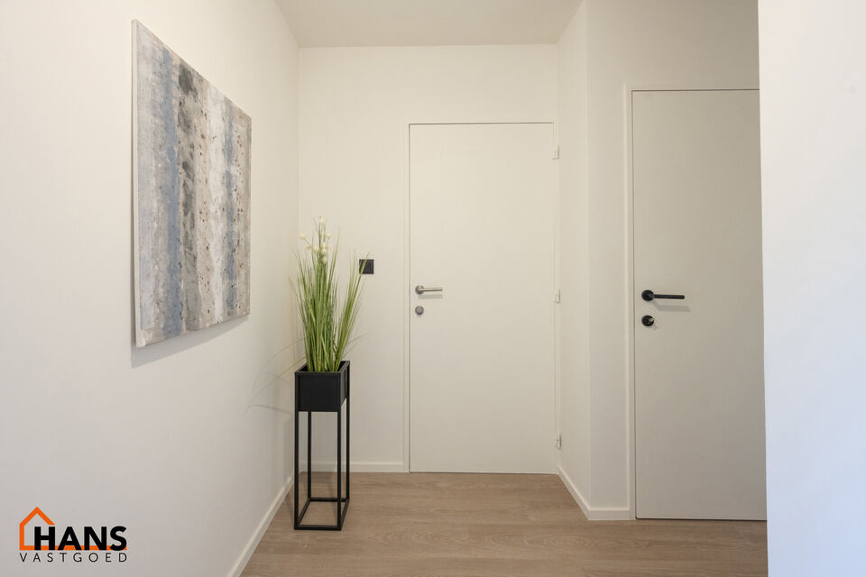 Op de eerste verdieping van een kleinschalig gebouw (zonder lift) bevindt zich dit stijlvol gerenoveerde appartement. Bij binnenkomst treft u een inkomhal met ruimte voor een vestiairekast en een gastentoilet met wastafelmeubel.
De ruime en lichtrijke wo