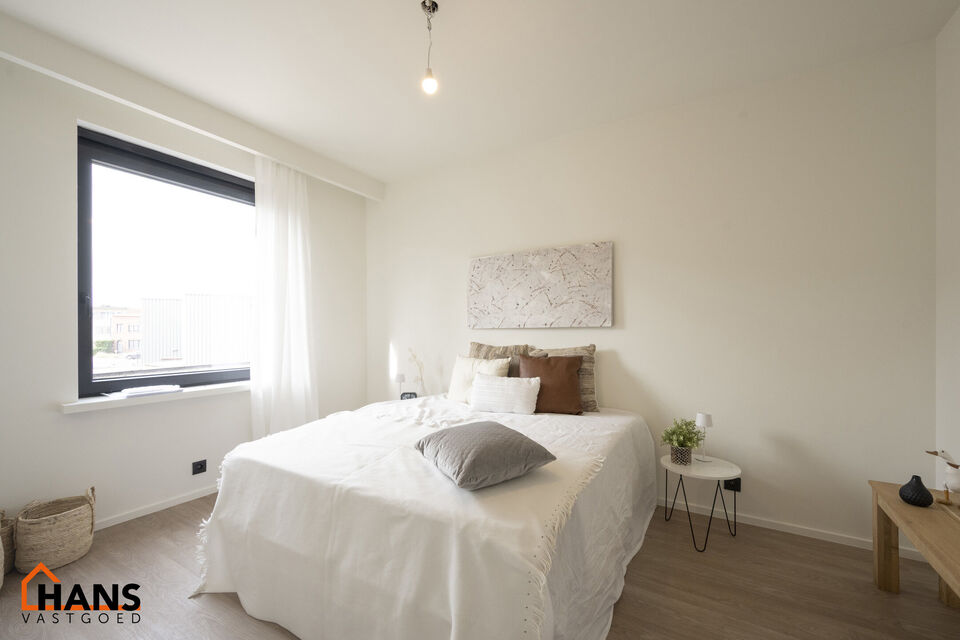 Op de eerste verdieping van een kleinschalig gebouw (zonder lift) bevindt zich dit stijlvol gerenoveerde appartement. Bij binnenkomst treft u een inkomhal met ruimte voor een vestiairekast en een gastentoilet met wastafelmeubel.
De ruime en lichtrijke wo