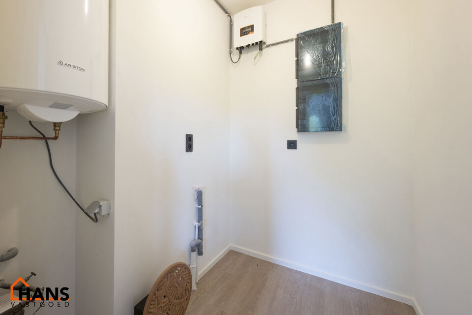 Op de eerste verdieping van een kleinschalig gebouw (zonder lift) bevindt zich dit stijlvol gerenoveerde appartement. Bij binnenkomst treft u een inkomhal met ruimte voor een vestiairekast en een gastentoilet met wastafelmeubel.
De ruime en lichtrijke wo