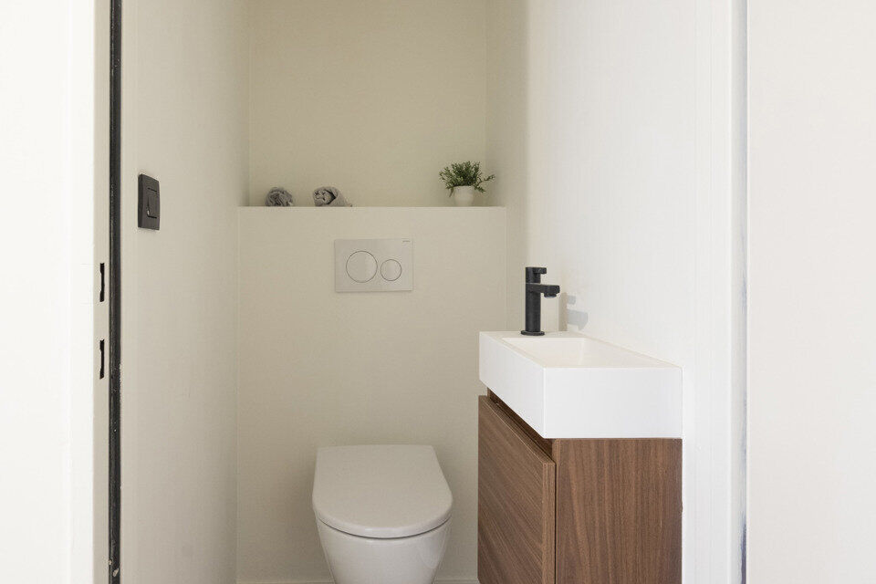 Op de eerste verdieping van een kleinschalig gebouw (zonder lift) bevindt zich dit stijlvol gerenoveerde appartement. Bij binnenkomst treft u een inkomhal met ruimte voor een vestiairekast en een gastentoilet met wastafelmeubel.
De ruime en lichtrijke wo