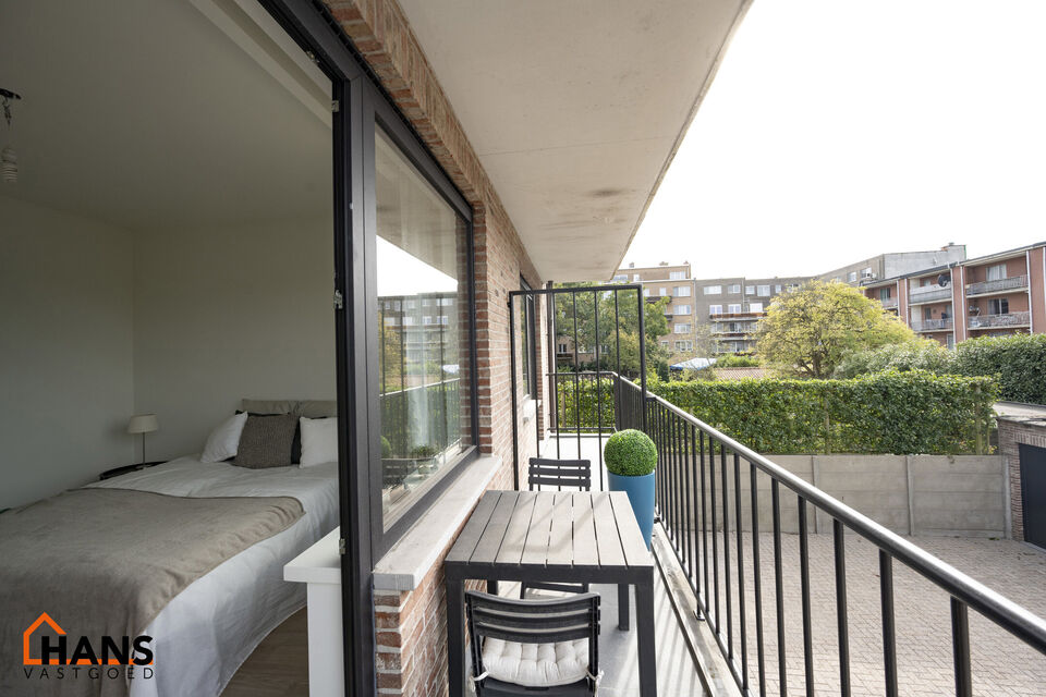 Op de eerste verdieping van een kleinschalig gebouw (zonder lift) bevindt zich dit stijlvol gerenoveerde appartement. Bij binnenkomst treft u een inkomhal met ruimte voor een vestiairekast en een gastentoilet met wastafelmeubel.
De ruime en lichtrijke wo