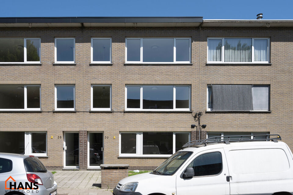 Dit verzorgd appartement op de eerste verdieping combineert een rustige ligging met een vlotte bereikbaarheid. Het appartement werd recent gerenoveerd en omvat een inkomhal met vestiairekast, een apart gastentoilet, een ingerichte badkamer, een aangename 