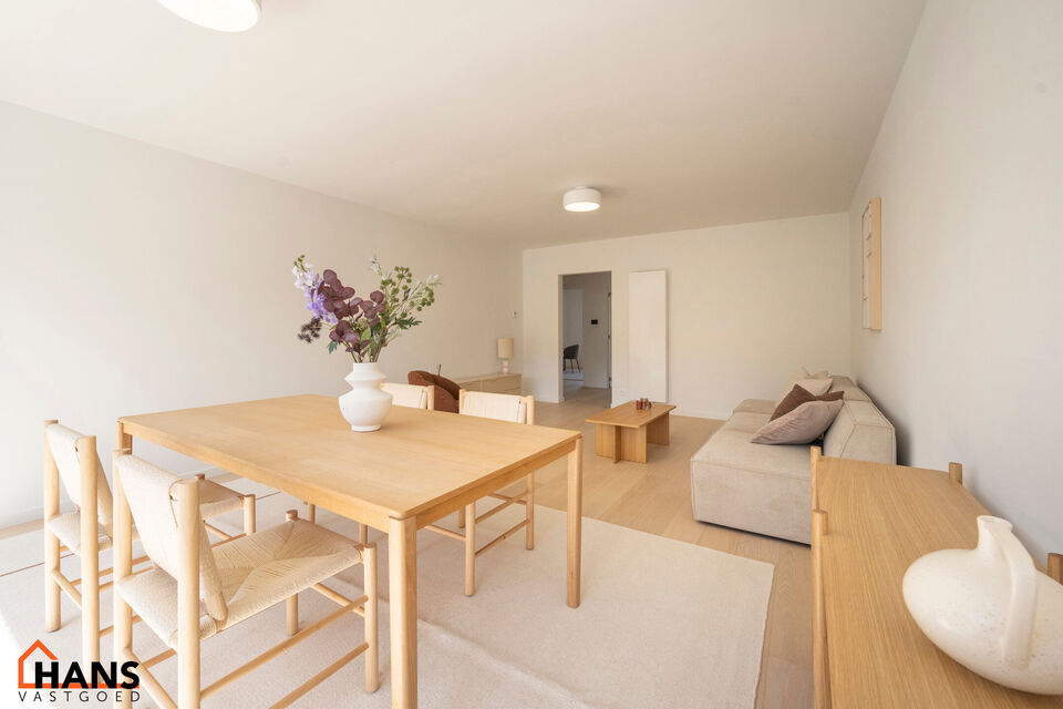 Dit verzorgd appartement op de eerste verdieping combineert een rustige ligging met een vlotte bereikbaarheid. Het appartement werd recent gerenoveerd en omvat een inkomhal met vestiairekast, een apart gastentoilet, een ingerichte badkamer, een aangename 