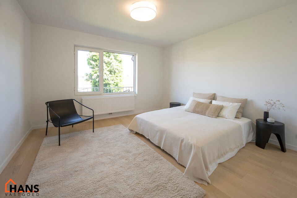 Dit verzorgd appartement op de eerste verdieping combineert een rustige ligging met een vlotte bereikbaarheid. Het appartement werd recent gerenoveerd en omvat een inkomhal met vestiairekast, een apart gastentoilet, een ingerichte badkamer, een aangename 