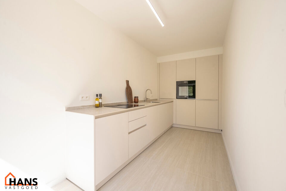 Dit verzorgd appartement op de eerste verdieping combineert een rustige ligging met een vlotte bereikbaarheid. Het appartement werd recent gerenoveerd en omvat een inkomhal met vestiairekast, een apart gastentoilet, een ingerichte badkamer, een aangename 