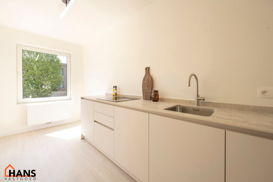 Dit verzorgd appartement op de eerste verdieping combineert een rustige ligging met een vlotte bereikbaarheid. Het appartement werd recent gerenoveerd en omvat een inkomhal met vestiairekast, een apart gastentoilet, een ingerichte badkamer, een aangename 