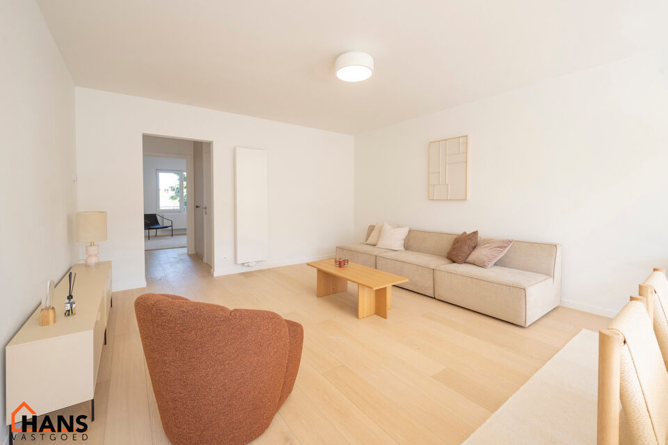Dit verzorgd appartement op de eerste verdieping combineert een rustige ligging met een vlotte bereikbaarheid. Het appartement werd recent gerenoveerd en omvat een inkomhal met vestiairekast, een apart gastentoilet, een ingerichte badkamer, een aangename 