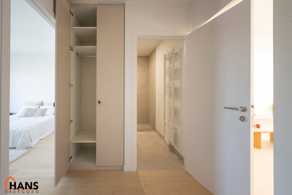Dit verzorgd appartement op de eerste verdieping combineert een rustige ligging met een vlotte bereikbaarheid. Het appartement werd recent gerenoveerd en omvat een inkomhal met vestiairekast, een apart gastentoilet, een ingerichte badkamer, een aangename 