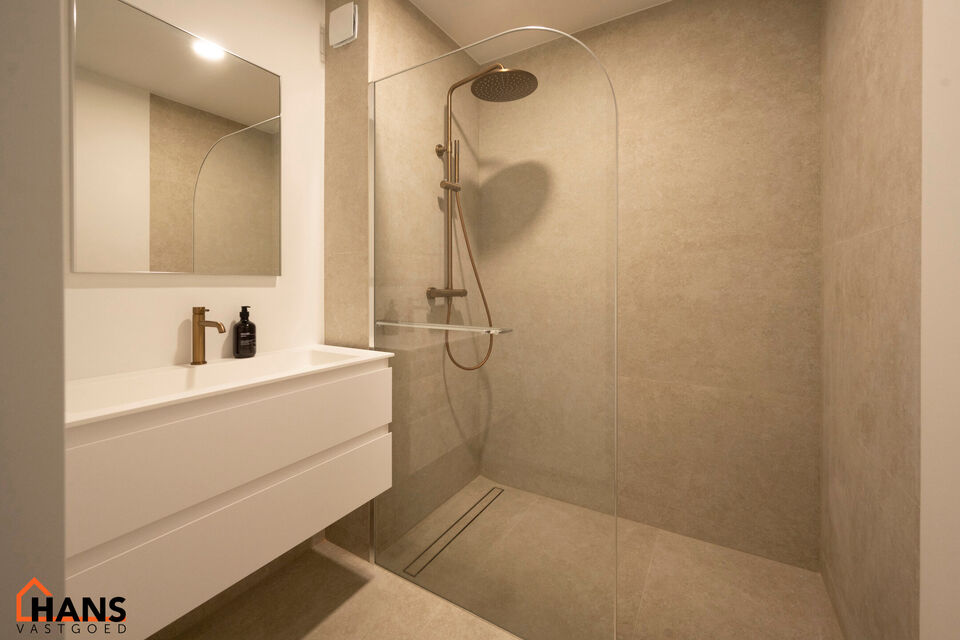 Dit verzorgd appartement op de eerste verdieping combineert een rustige ligging met een vlotte bereikbaarheid. Het appartement werd recent gerenoveerd en omvat een inkomhal met vestiairekast, een apart gastentoilet, een ingerichte badkamer, een aangename 