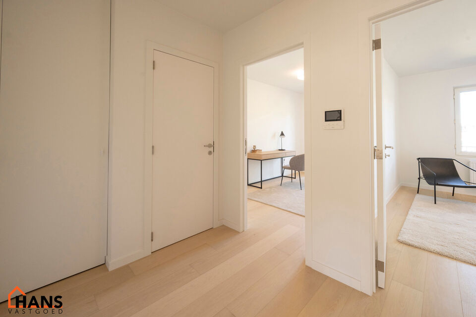 Dit verzorgd appartement op de eerste verdieping combineert een rustige ligging met een vlotte bereikbaarheid. Het appartement werd recent gerenoveerd en omvat een inkomhal met vestiairekast, een apart gastentoilet, een ingerichte badkamer, een aangename 