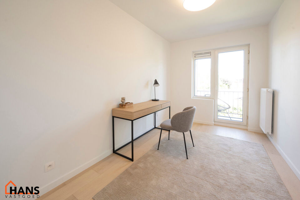 Dit verzorgd appartement op de eerste verdieping combineert een rustige ligging met een vlotte bereikbaarheid. Het appartement werd recent gerenoveerd en omvat een inkomhal met vestiairekast, een apart gastentoilet, een ingerichte badkamer, een aangename 