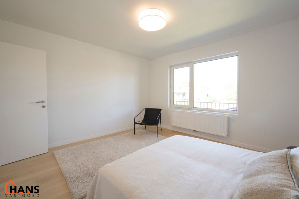 Dit verzorgd appartement op de eerste verdieping combineert een rustige ligging met een vlotte bereikbaarheid. Het appartement werd recent gerenoveerd en omvat een inkomhal met vestiairekast, een apart gastentoilet, een ingerichte badkamer, een aangename 