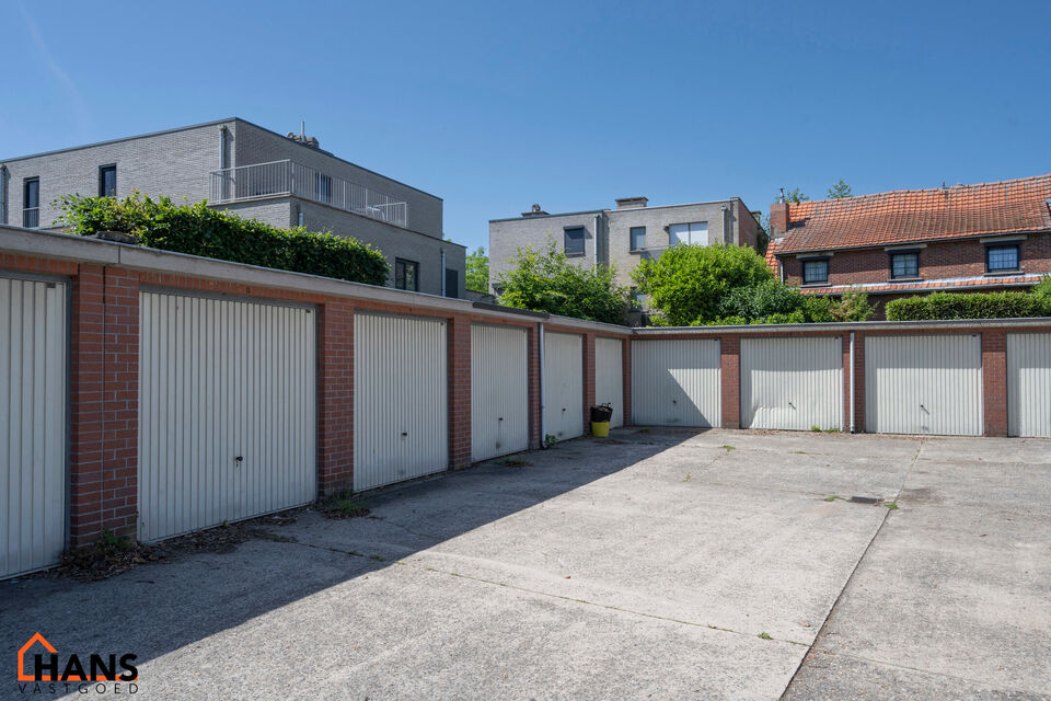 Dit verzorgd appartement op de eerste verdieping combineert een rustige ligging met een vlotte bereikbaarheid. Het appartement werd recent gerenoveerd en omvat een inkomhal met vestiairekast, een apart gastentoilet, een ingerichte badkamer, een aangename 