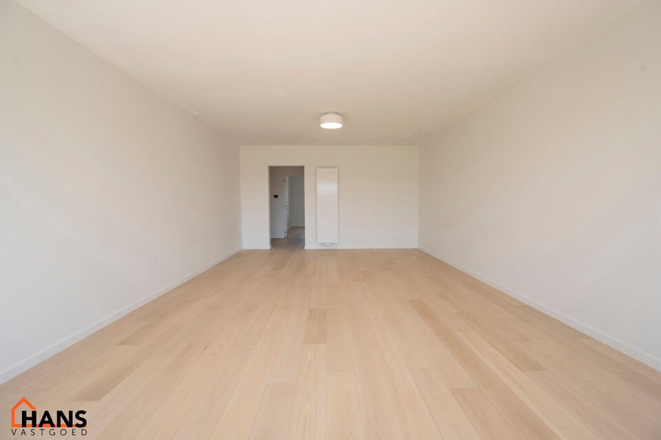 Dit lichtrijke appartement op de tweede verdieping geniet van een uitstekende ligging nabij alle voorzieningen. Het appartement werd recent gerenoveerd en beschikt over een inkomhal met vestiairekast, een apart toilet, een ingerichte badkamer, een gezelli