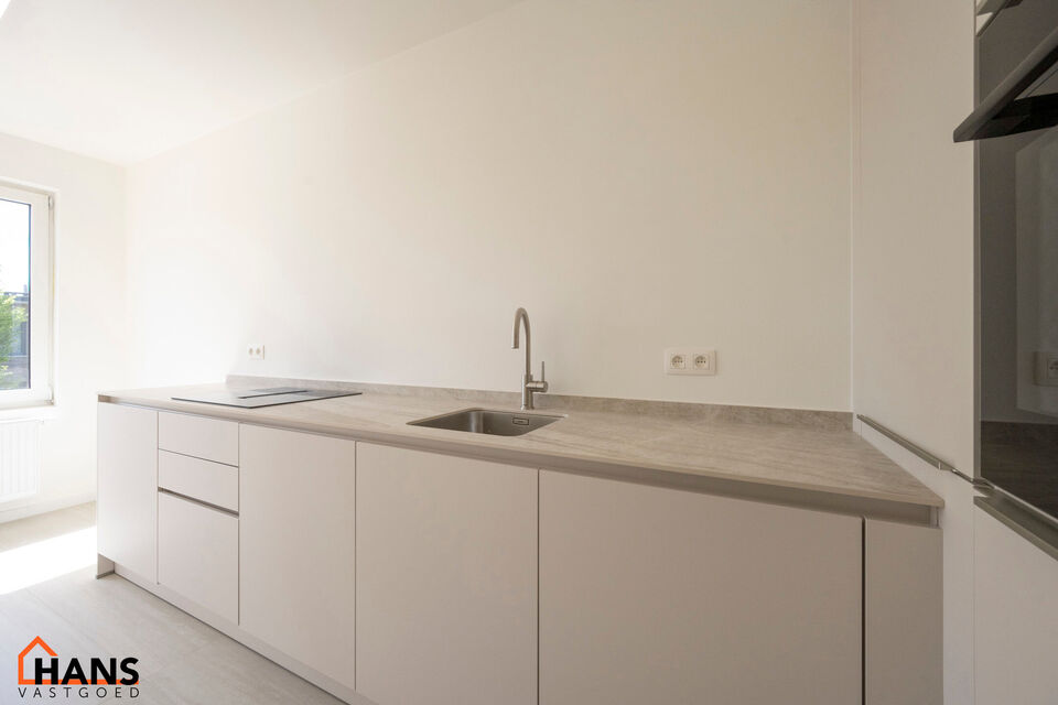 Dit lichtrijke appartement op de tweede verdieping geniet van een uitstekende ligging nabij alle voorzieningen. Het appartement werd recent gerenoveerd en beschikt over een inkomhal met vestiairekast, een apart toilet, een ingerichte badkamer, een gezelli