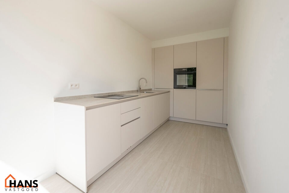 Dit lichtrijke appartement op de tweede verdieping geniet van een uitstekende ligging nabij alle voorzieningen. Het appartement werd recent gerenoveerd en beschikt over een inkomhal met vestiairekast, een apart toilet, een ingerichte badkamer, een gezelli