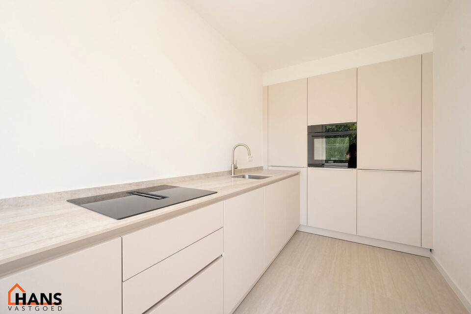 Dit lichtrijke appartement op de tweede verdieping geniet van een uitstekende ligging nabij alle voorzieningen. Het appartement werd recent gerenoveerd en beschikt over een inkomhal met vestiairekast, een apart toilet, een ingerichte badkamer, een gezelli