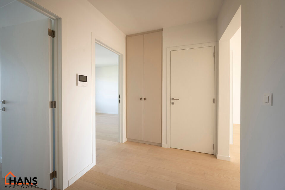 Dit lichtrijke appartement op de tweede verdieping geniet van een uitstekende ligging nabij alle voorzieningen. Het appartement werd recent gerenoveerd en beschikt over een inkomhal met vestiairekast, een apart toilet, een ingerichte badkamer, een gezelli