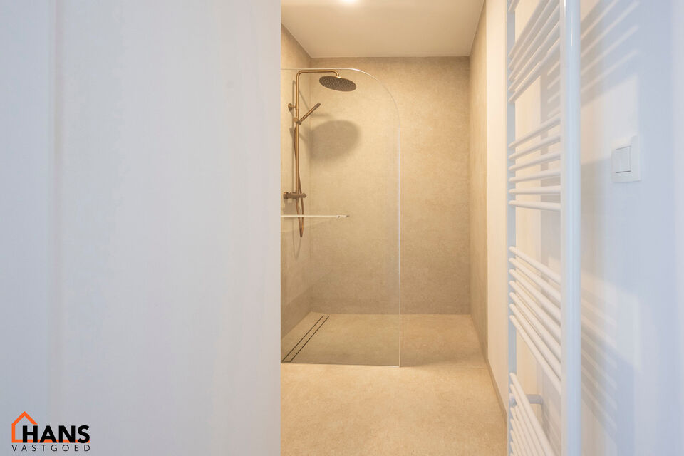 Dit lichtrijke appartement op de tweede verdieping geniet van een uitstekende ligging nabij alle voorzieningen. Het appartement werd recent gerenoveerd en beschikt over een inkomhal met vestiairekast, een apart toilet, een ingerichte badkamer, een gezelli