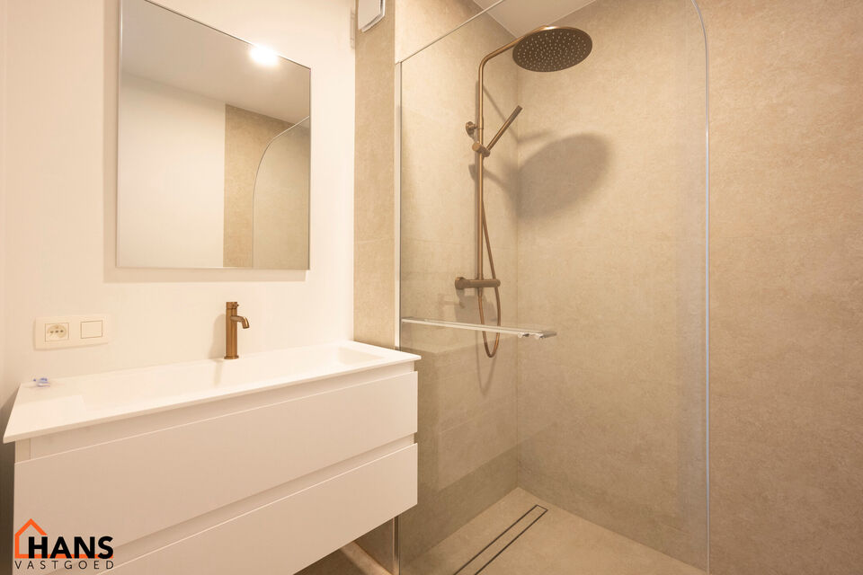 Dit lichtrijke appartement op de tweede verdieping geniet van een uitstekende ligging nabij alle voorzieningen. Het appartement werd recent gerenoveerd en beschikt over een inkomhal met vestiairekast, een apart toilet, een ingerichte badkamer, een gezelli