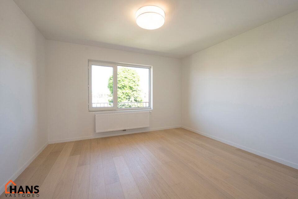 Dit lichtrijke appartement op de tweede verdieping geniet van een uitstekende ligging nabij alle voorzieningen. Het appartement werd recent gerenoveerd en beschikt over een inkomhal met vestiairekast, een apart toilet, een ingerichte badkamer, een gezelli