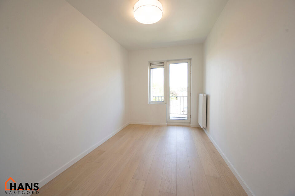 Dit lichtrijke appartement op de tweede verdieping geniet van een uitstekende ligging nabij alle voorzieningen. Het appartement werd recent gerenoveerd en beschikt over een inkomhal met vestiairekast, een apart toilet, een ingerichte badkamer, een gezelli