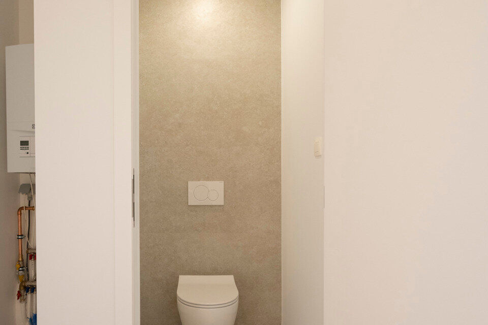Dit lichtrijke appartement op de tweede verdieping geniet van een uitstekende ligging nabij alle voorzieningen. Het appartement werd recent gerenoveerd en beschikt over een inkomhal met vestiairekast, een apart toilet, een ingerichte badkamer, een gezelli
