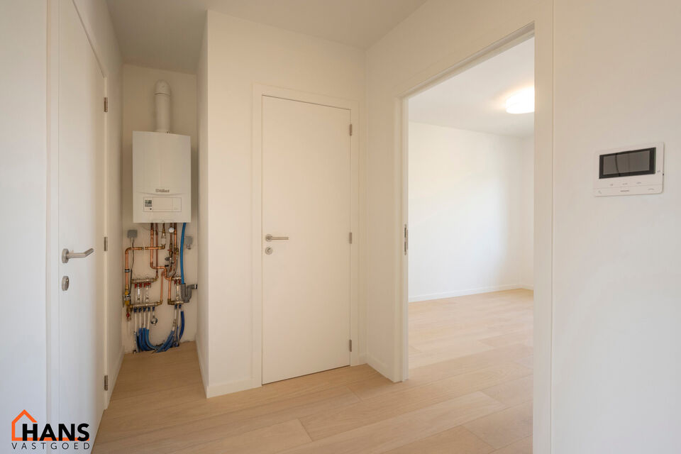 Dit lichtrijke appartement op de tweede verdieping geniet van een uitstekende ligging nabij alle voorzieningen. Het appartement werd recent gerenoveerd en beschikt over een inkomhal met vestiairekast, een apart toilet, een ingerichte badkamer, een gezelli