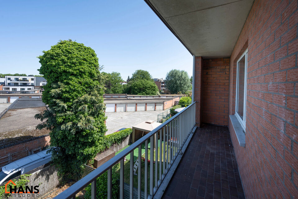 Dit lichtrijke appartement op de tweede verdieping geniet van een uitstekende ligging nabij alle voorzieningen. Het appartement werd recent gerenoveerd en beschikt over een inkomhal met vestiairekast, een apart toilet, een ingerichte badkamer, een gezelli