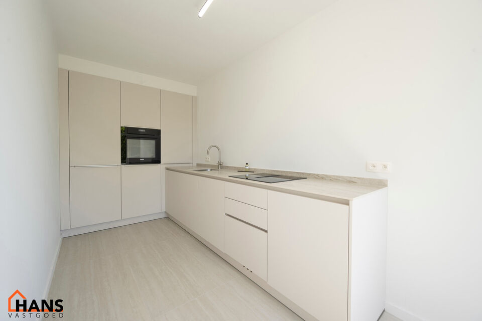 Dit lichtrijke appartement op de tweede verdieping geniet van een uitstekende ligging nabij alle voorzieningen. Het appartement werd recent gerenoveerd en beschikt over een inkomhal met vestiairekast, een apart toilet, een ingerichte badkamer, een gezelli