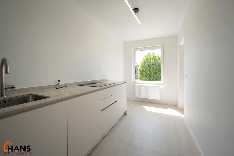 Dit lichtrijke appartement op de tweede verdieping geniet van een uitstekende ligging nabij alle voorzieningen. Het appartement werd recent gerenoveerd en beschikt over een inkomhal met vestiairekast, een apart toilet, een ingerichte badkamer, een gezelli