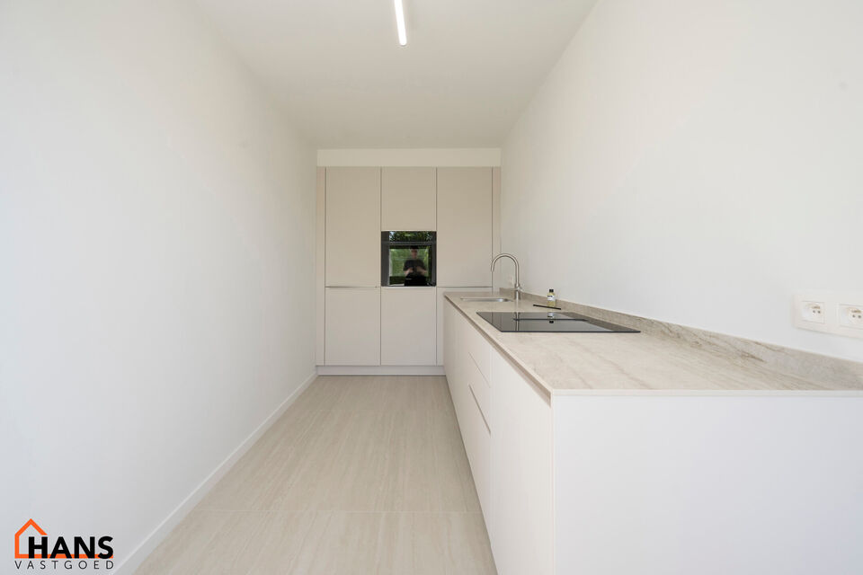 Dit lichtrijke appartement op de tweede verdieping geniet van een uitstekende ligging nabij alle voorzieningen. Het appartement werd recent gerenoveerd en beschikt over een inkomhal met vestiairekast, een apart toilet, een ingerichte badkamer, een gezelli