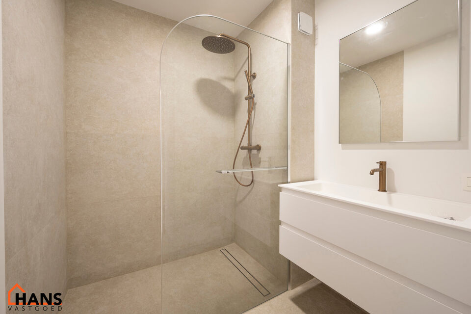 Dit lichtrijke appartement op de tweede verdieping geniet van een uitstekende ligging nabij alle voorzieningen. Het appartement werd recent gerenoveerd en beschikt over een inkomhal met vestiairekast, een apart toilet, een ingerichte badkamer, een gezelli