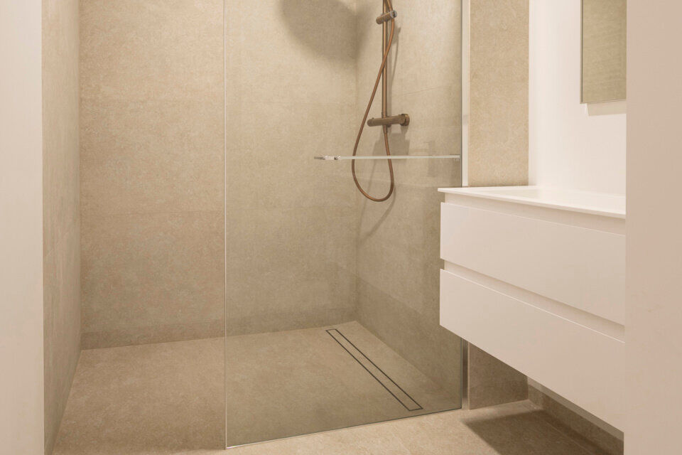 Dit lichtrijke appartement op de tweede verdieping geniet van een uitstekende ligging nabij alle voorzieningen. Het appartement werd recent gerenoveerd en beschikt over een inkomhal met vestiairekast, een apart toilet, een ingerichte badkamer, een gezelli