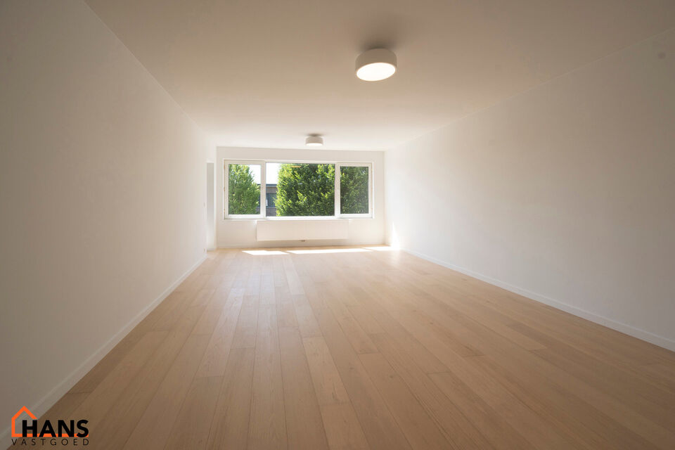 Dit lichtrijke appartement op de tweede verdieping geniet van een uitstekende ligging nabij alle voorzieningen. Het appartement werd recent gerenoveerd en beschikt over een inkomhal met vestiairekast, een apart toilet, een ingerichte badkamer, een gezelli